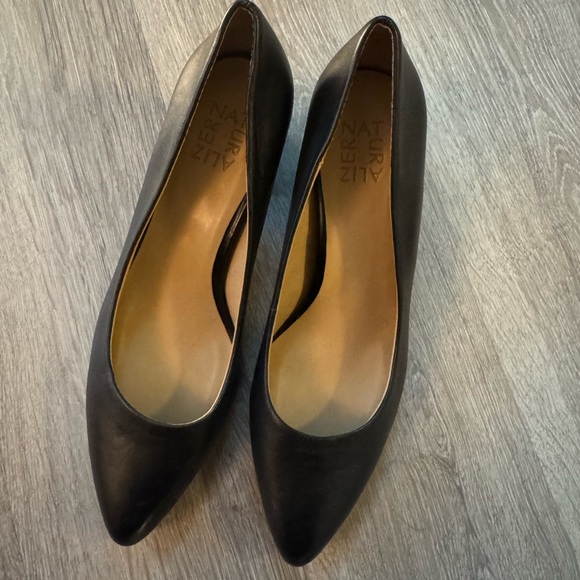 Classic Black Naturalizer Heel - Picture 2 of 3